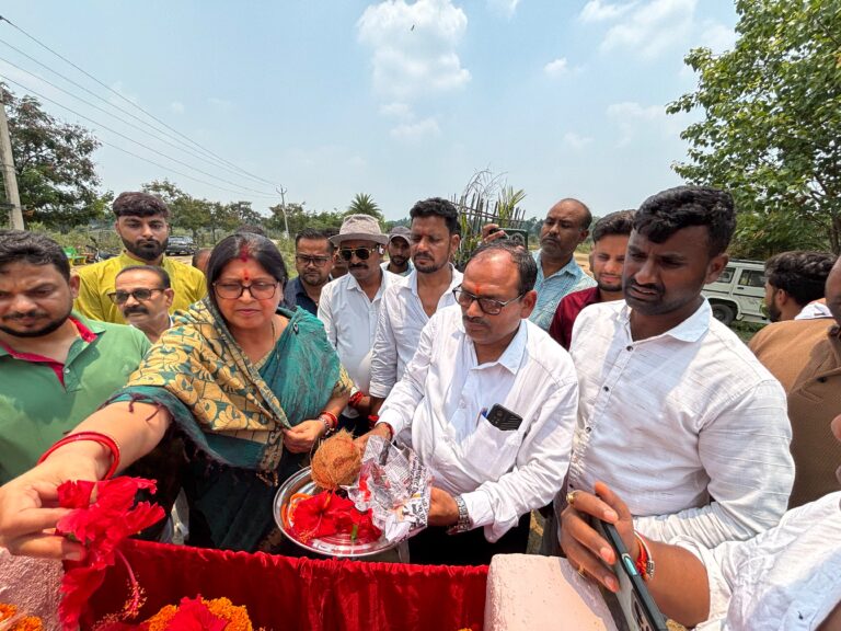 झरनाकुंड धाम से तिलैया बस्ती तक सड़क निर्माण कार्य का शिलान्यास