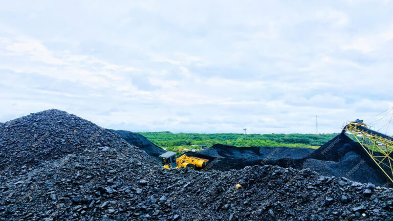 NTPC की बादाम कोल परियोजना में ग्रामीणों का प्रदर्शन, साइट कार्यालय में तोड़फोड़