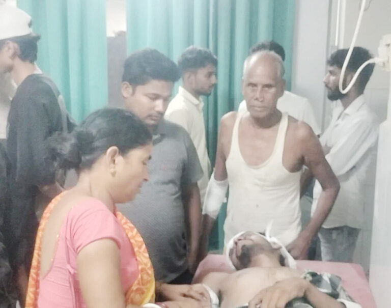 अंधविश्वास के चक्कर में दो परिवारों में खूनी झड़प, छह लोग घायल अंधविश्वास के चक्कर में दो परिवारों में खूनी झड़प, छह लोग घायल