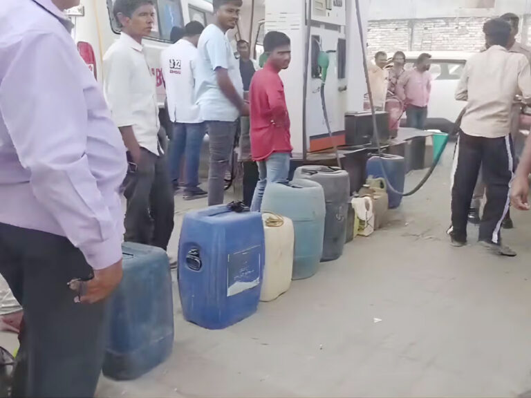 जमाखोरी पर लगेगी लगाम! अब एक ग्राहक को 200 लीटर से अधिक डीजल नहीं मिलेगा जमाखोरी पर लगेगी लगाम! अब एक ग्राहक को 200 लीटर से अधिक डीजल नहीं मिलेगा