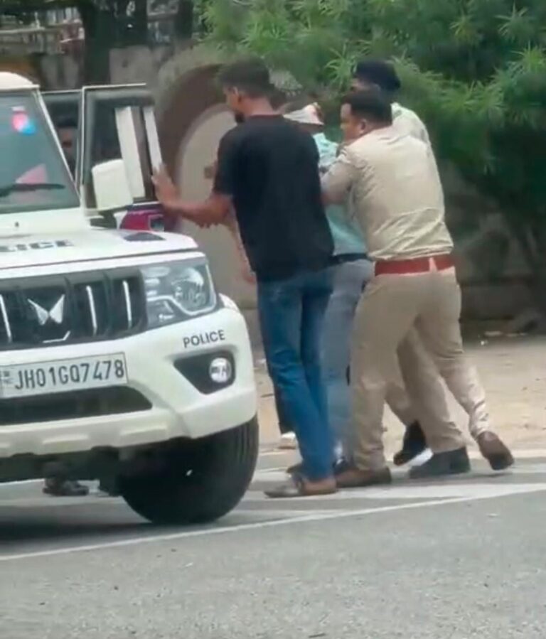 मोरहाबादी में चेकिंग के दौरान थार का कहर: पुलिस चालक को कुचलने की कोशिश, सिर में गंभीर चोट मोरहाबादी में चेकिंग के दौरान थार का कहर: पुलिस चालक को कुचलने की कोशिश, सिर में गंभीर चोट