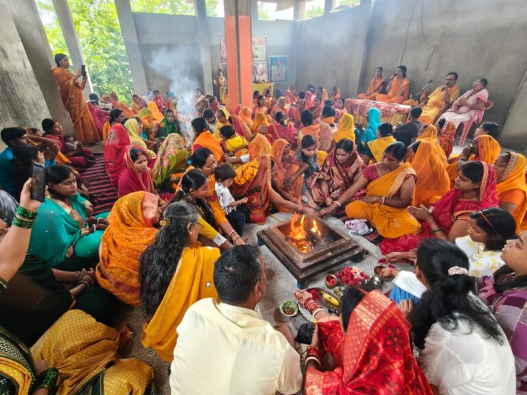 गायत्री चेतना केंद्र में गुरु पूर्णिमा पर 12 घंटे का अखंड जप, मेधावी छात्राओं का सम्मान गायत्री चेतना केंद्र में गुरु पूर्णिमा पर 12 घंटे का अखंड जप, मेधावी छात्राओं का सम्मान