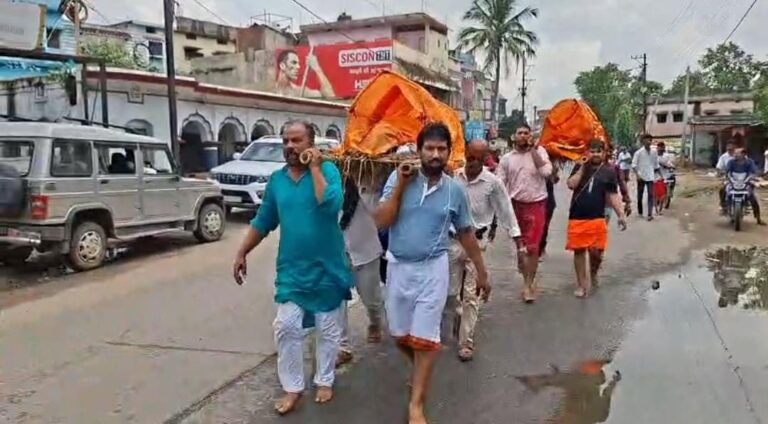 पत्नी की मौत का सदमा नहीं सह सके पति, कुछ घंटे बाद तोड़ा दम; एक साथ उठीं दोनों की अर्थियां पत्नी की मौत का सदमा नहीं सह सके पति, कुछ घंटे बाद तोड़ा दम; एक साथ उठीं दोनों की अर्थियां