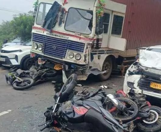 चुटुपालू घाटी में बेकाबू ट्रेलर का कहर, कई वाहनों को मारी टक्कर; 15 से अधिक घायल चुटुपालू घाटी में बेकाबू ट्रेलर का कहर, कई वाहनों को मारी टक्कर; 15 से अधिक घायल