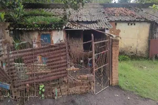 रामगढ़ में अवैध मिनी गन फैक्ट्री का भंडाफोड़, महिला समेत तीन गिरफ्तार रामगढ़ में अवैध मिनी गन फैक्ट्री का भंडाफोड़, महिला समेत तीन गिरफ्तार