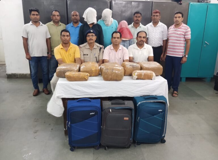 टाटानगर स्टेशन पर 34.7 किलो गांजा के साथ तीन तस्कर गिरफ्तार, बिहार ले जाने की थी तैयारी टाटानगर स्टेशन पर 34.7 किलो गांजा के साथ तीन तस्कर गिरफ्तार, बिहार ले जाने की थी तैयारी