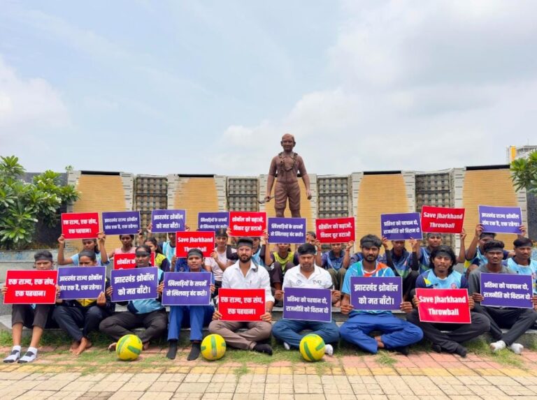 काला पट्टा बांधकर किया सांकेतिक प्रदर्शन, खिलाड़ियों ने खेल की एकता और भविष्य बचाने की उठाई आवाज