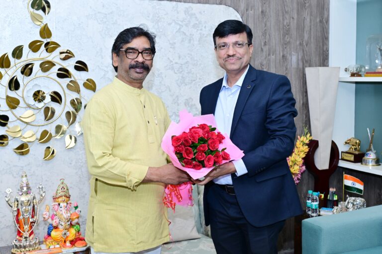मुख्यमंत्री हेमंत सोरेन से सेल के नए सीएमडी डॉ. अशोक कुमार पांडा ने की शिष्टाचार मुलाकात