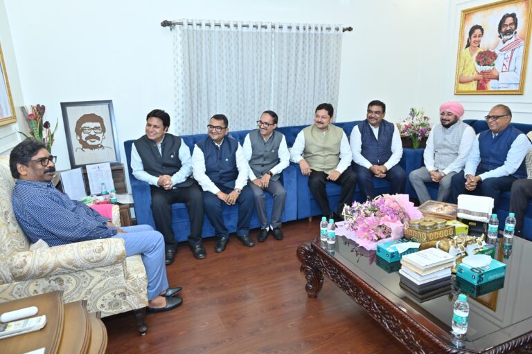 मुख्यमंत्री हेमंत सोरेन से झारखंड चैंबर की मुलाकात, उद्योग-व्यापार और निवेश पर हुई चर्चा मुख्यमंत्री हेमंत सोरेन से झारखंड चैंबर की मुलाकात, उद्योग-व्यापार और निवेश पर हुई चर्चा