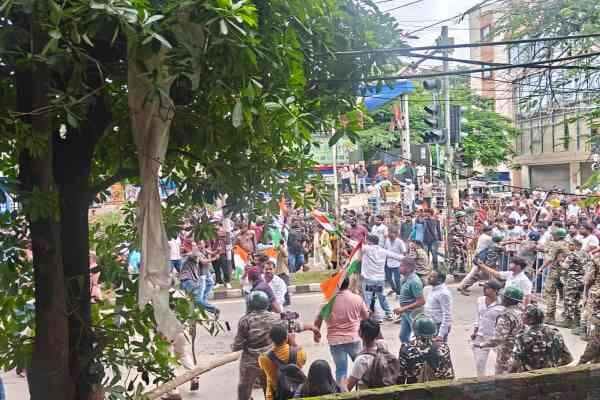 NEET पेपर लीक को लेकर रांची में कांग्रेस-भाजपा कार्यकर्ताओं के बीच झड़प, बैरिकेडिंग तोड़ी NEET पेपर लीक को लेकर रांची में कांग्रेस-भाजपा कार्यकर्ताओं के बीच झड़प, बैरिकेडिंग तोड़ी