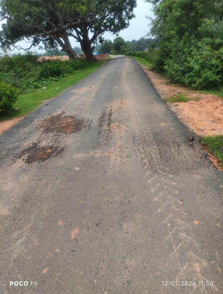पहली ही बारिश में उखड़ने लगी सड़क, निर्माण की गुणवत्ता पर उठे गंभीर सवाल पहली ही बारिश में उखड़ने लगी सड़क, निर्माण की गुणवत्ता पर उठे गंभीर सवाल