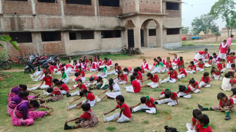 योग और अनुशासन से स्वस्थ जीवन की ओर बढ़े कदम, काशीनाथ महतो पब्लिक स्कूल में नियमित योगाभ्यास
