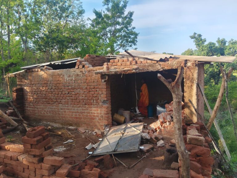 गढ़वा में जंगली हाथी का कहर, ग्रामीण को पटक-पटककर मार डाला गढ़वा में जंगली हाथी का कहर, ग्रामीण को पटक-पटककर मार डाला
