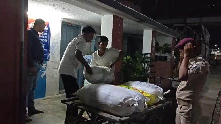 कोडरमा जीआरपी की बड़ी कार्रवाई: वाराणसी-मेमू एक्सप्रेस से 243 किलो महुआ शराब जब्त, बिहार तस्करी की आशंका