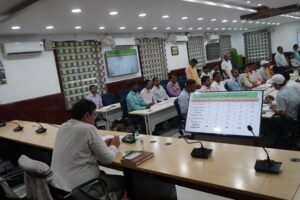 पीएम सूर्यघर योजना: लंबित ऋण आवेदनों का 7 दिनों में निपटारा करें बैंक, डीएम का निर्देश