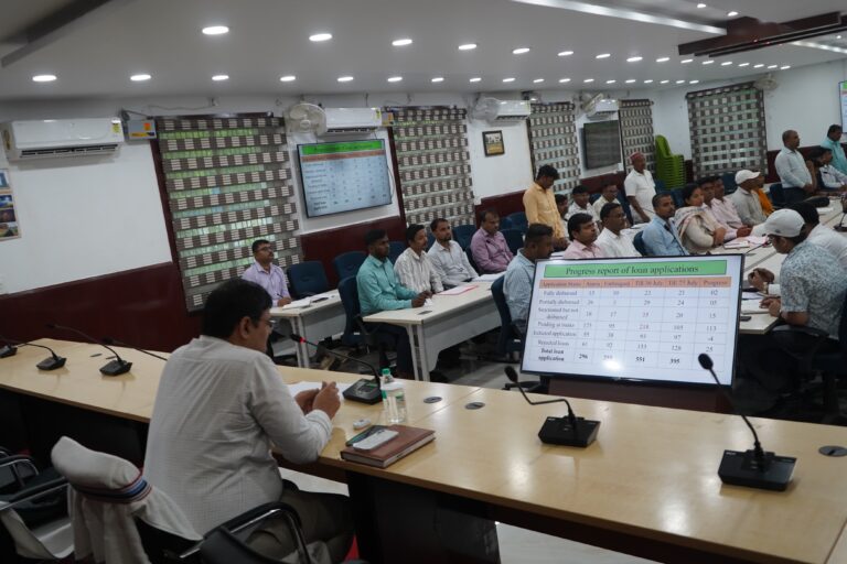 पीएम सूर्यघर योजना: लंबित ऋण आवेदनों का 7 दिनों में निपटारा करें बैंक, डीएम का निर्देश पीएम सूर्यघर योजना: लंबित ऋण आवेदनों का 7 दिनों में निपटारा करें बैंक, डीएम का निर्देश
