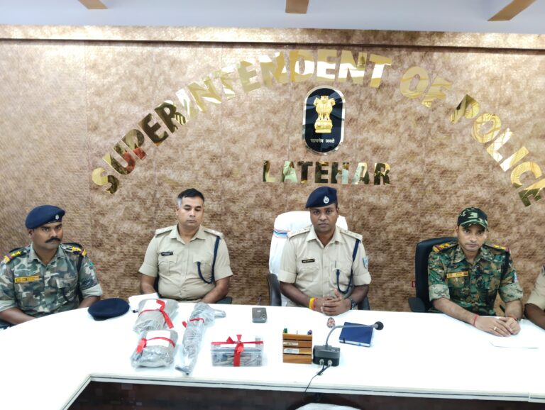 20 लाख के इनामी नक्सली रविंद्र गंझू की निशानदेही पर AK-56 राइफल, दो मैगजीन और 90 कारतूस बरामद 20 लाख के इनामी नक्सली रविंद्र गंझू की निशानदेही पर AK-56 राइफल, दो मैगजीन और 90 कारतूस बरामद