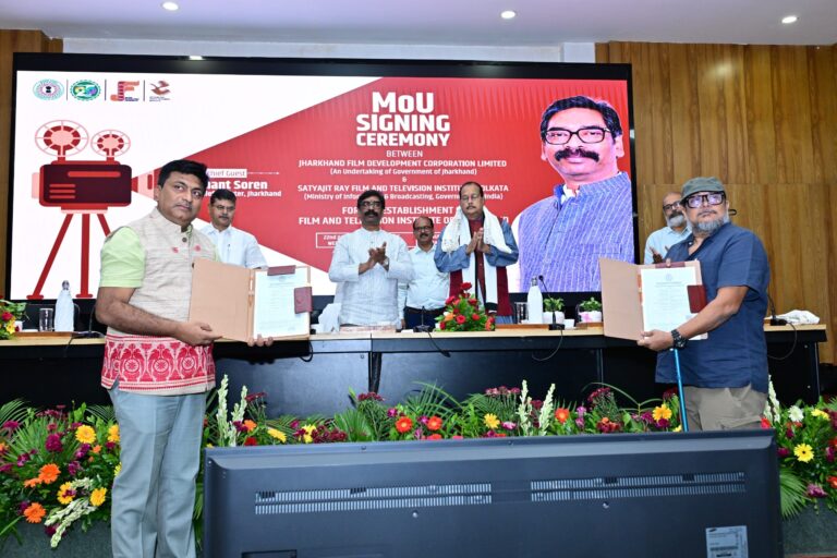 झारखंड में फिल्म निर्माण की अपार संभावनाएं, युवाओं को मिलेगा विश्वस्तरीय मंच : मुख्यमंत्री हेमंत सोरेन झारखंड में फिल्म निर्माण की अपार संभावनाएं, युवाओं को मिलेगा विश्वस्तरीय मंच : मुख्यमंत्री हेमंत सोरेन