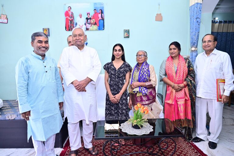 गुरु पूर्णिमा पर जदयू नेता के आवास पहुंचे नीतीश कुमार, परिवारजनों से की मुलाकात गुरु पूर्णिमा पर जदयू नेता के आवास पहुंचे नीतीश कुमार, परिवारजनों से की मुलाकात