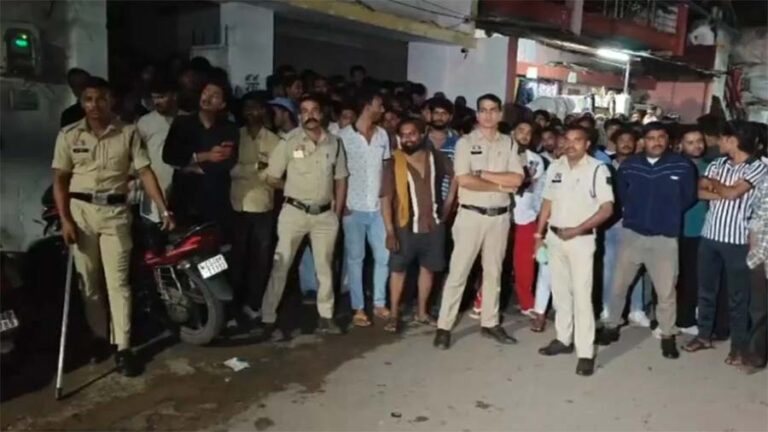 एक ही परिवार के चार सदस्यों की संदिग्ध मौत, घर से मिले शव; जांच में जुटी पुलिस एक ही परिवार के चार सदस्यों की संदिग्ध मौत, घर से मिले शव; जांच में जुटी पुलिस