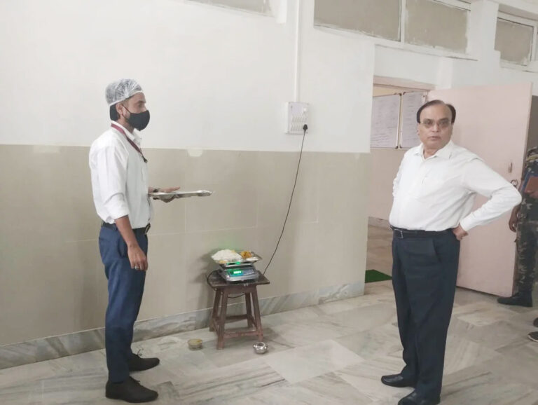 रिम्स निदेशक का औचक निरीक्षण, किचन में सफाई पर जताई नाराजगी रिम्स निदेशक का औचक निरीक्षण, किचन में सफाई पर जताई नाराजगी
