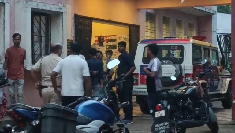शादी का झांसा देकर यौन शोषण और दो लाख की ठगी का आरोपित कोडरमा से गिरफ्तार शादी का झांसा देकर यौन शोषण और दो लाख की ठगी का आरोपित कोडरमा से गिरफ्तार