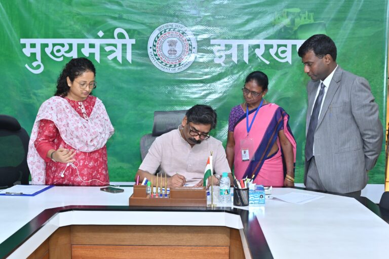 मुख्यमंत्री हेमन्त सोरेन ने स्वयं भरा SIR प्रपत्र, मतदाताओं से समय पर प्रक्रिया पूरी करने की अपील