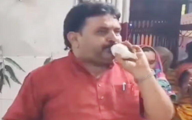 भगवान के चरणों में निकले प्राण: आरती के दौरान पुजारी को आया हार्ट अटैक, मंदिर में ही हुई मौत भगवान के चरणों में निकले प्राण: आरती के दौरान पुजारी को आया हार्ट अटैक, मंदिर में ही हुई मौत