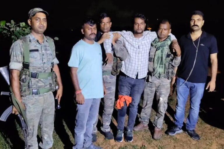 हजारीबाग में पुलिस मुठभेड़: एक अपराधी के पैर में लगी गोली, दूसरा गिरफ्तार; हथियार और बाइक बरामद हजारीबाग में पुलिस मुठभेड़: एक अपराधी के पैर में लगी गोली, दूसरा गिरफ्तार; हथियार और बाइक बरामद