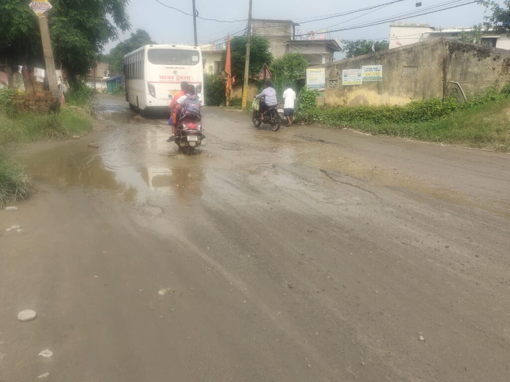 बोडया की बदहाल सड़कें दे रहीं हादसों को न्योता, कीचड़ और जलजमाव ने बढ़ाई राहगीरों की मुश्किलें