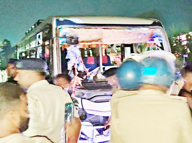 बेतिया बस हादसा: छठियार समारोह की भीड़ में घुसी बस, पांच की मौत बेतिया बस हादसा: छठियार समारोह की भीड़ में घुसी बस, पांच की मौत