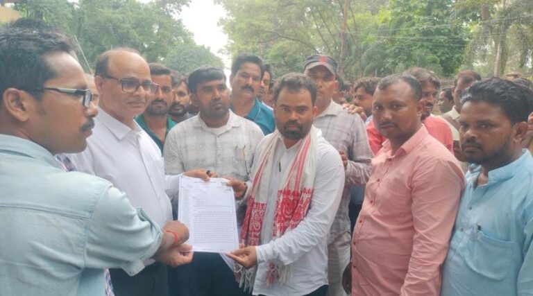 '2500 रुपये में कैसे चलेगा परिवार?' पंचायत सहायकों का सरकार से सवाल, 8 सूत्री मांगों के समर्थन में मुख्यमंत्री के नाम सौंपा ज्ञापन