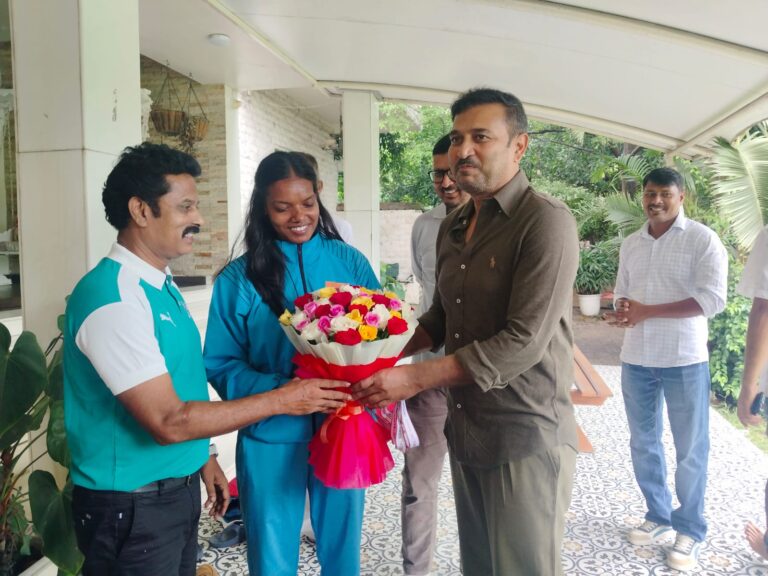 दो कांस्य पदक जीतने वाली अंजना कुमारी का सुदेश महतो ने किया भव्य सम्मान