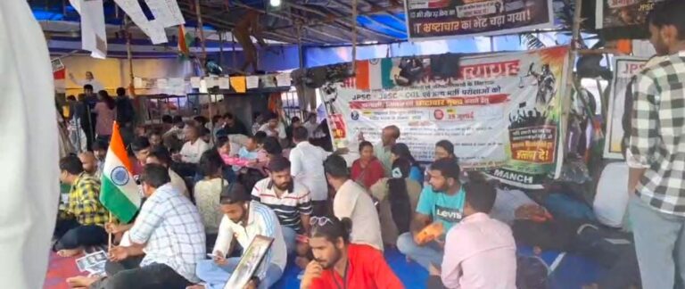 13वें दिन भी नहीं थमा छात्रों का हुंकार 13वें दिन भी नहीं थमा छात्रों का हुंकार