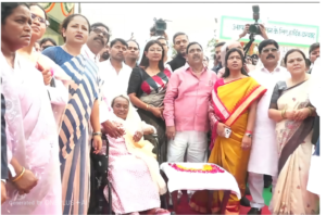 नेमरा में दिशोम गुरु शिबू सोरेन की आदमकद प्रतिमा का अनावरण, मुख्यमंत्री हेमंत सोरेन ने परिवार संग दी श्रद्धांजलि