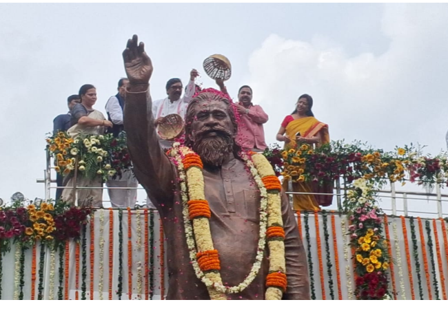 नेमरा में दिशोम गुरु शिबू सोरेन की आदमकद प्रतिमा का अनावरण, मुख्यमंत्री हेमंत सोरेन ने परिवार संग दी श्रद्धांजलि नेमरा में दिशोम गुरु शिबू सोरेन की आदमकद प्रतिमा का अनावरण, मुख्यमंत्री हेमंत सोरेन ने परिवार संग दी श्रद्धांजलि