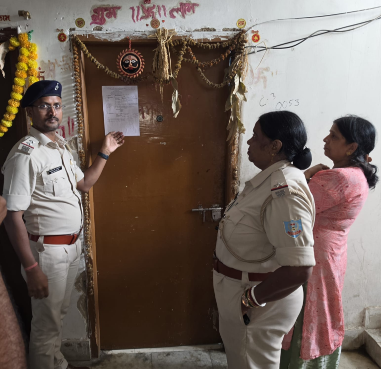 रांची: गैंगस्टर प्रिंस खान गिरोह के गुर्गे राणा राहुल सिंह के घर पुलिस ने चिपकाया इश्तहार रांची: गैंगस्टर प्रिंस खान गिरोह के गुर्गे राणा राहुल सिंह के घर पुलिस ने चिपकाया इश्तहार