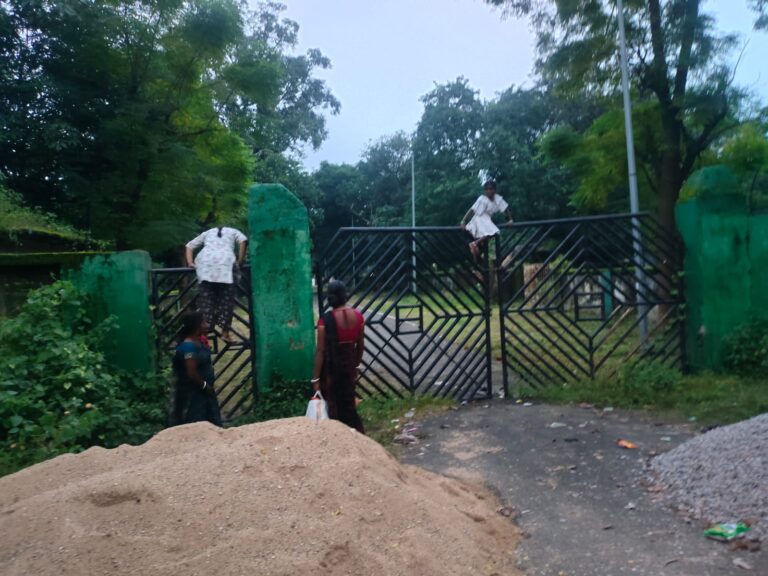 बीएयू गेट नंबर-2 पर लगा ताला, मिसलियन क्वार्टर की राह हुई मुश्किल