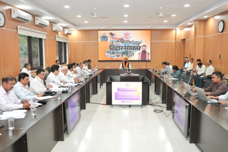 मुख्यमंत्री ने पीएम ग्राम सड़क योजना और लंबित ग्रामीण कार्य योजनाओं में तेजी लाने के दिए निर्देश