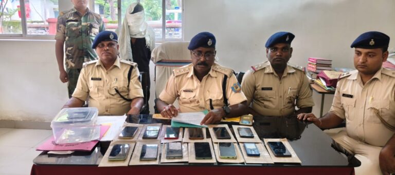 चाईबासा मोबाइल चोरी मामले में 13 फोन के साथ युवक गिरफ्तार