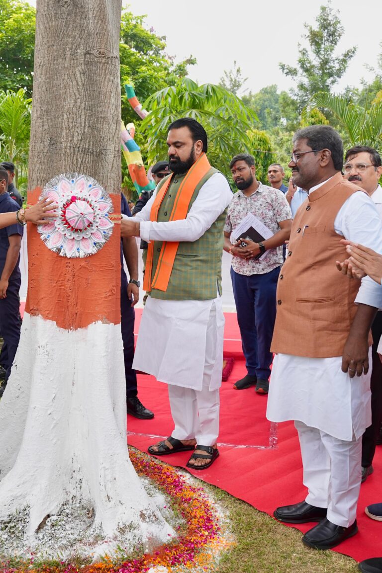 रक्षा बंधन पर CM सम्राट चौधरी ने पेड़ को बांधी राखी, किया पौधरोपण