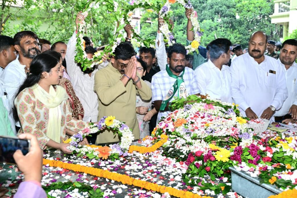 शहीद निर्मल महतो की 39वीं शहादत दिवस पर पहुंचे CM हेमंत सोरेन, बोले- एकजुटता झारखंड की सबसे बड़ी ताकत