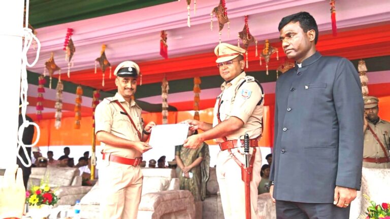 सशक्त पुलिसिंग का सम्मान: पिठोरिया थाना प्रभारी सतीश कुमार पांडेय को एसएसपी-डीसी ने किया सम्मानित