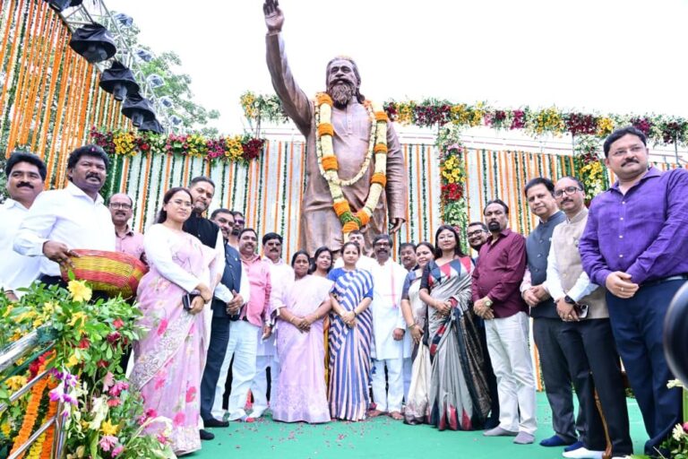 संघर्षों से ही खत्म होगा शोषण, आदिवासियों की एकता ही उनकी ताकत : हेमंत सोरेन संघर्षों से ही खत्म होगा शोषण, आदिवासियों की एकता ही उनकी ताकत : हेमंत सोरेन