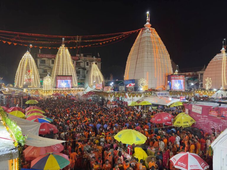 देवघर में अंतिम सोमवारी पर आस्था का सैलाब, बाबा धाम में जलार्पण के लिए उमड़ी भारी भीड़