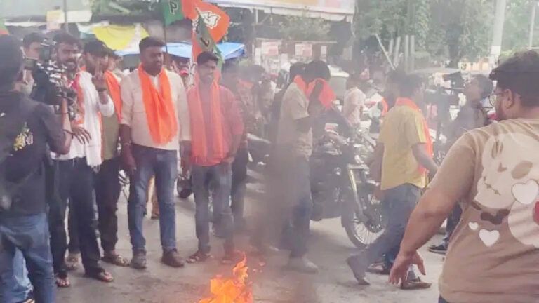 रांची में झारखंड बंद के दौरान भाजपा का प्रदर्शन, रातू रोड पर जाम रांची में झारखंड बंद के दौरान भाजपा का प्रदर्शन, रातू रोड पर जाम