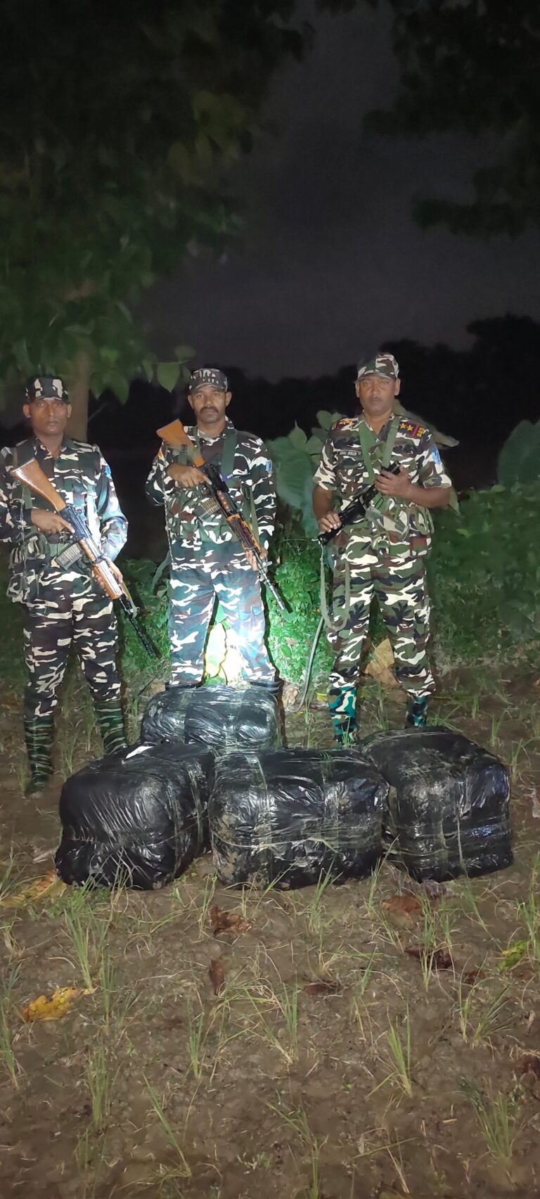 भारत-नेपाल सीमा पर एसएसबी की बड़ी कार्रवाई, 98 किलो गांजा जब्त, तस्कर फरार भारत-नेपाल सीमा पर एसएसबी की बड़ी कार्रवाई, 98 किलो गांजा जब्त, तस्कर फरार
