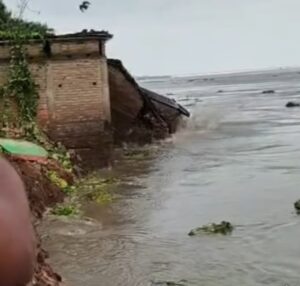भागलपुर में गंगा का कहर, इंग्लिश गांव के दर्जनों घर खतरे में