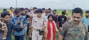 पारिवारिक तनाव के बीच हाईटेंशन टावर पर चढ़ी महिला, रेस्क्यू ऑपरेशन से बची जान