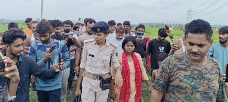 पारिवारिक तनाव के बीच हाईटेंशन टावर पर चढ़ी महिला, रेस्क्यू ऑपरेशन से बची जान
